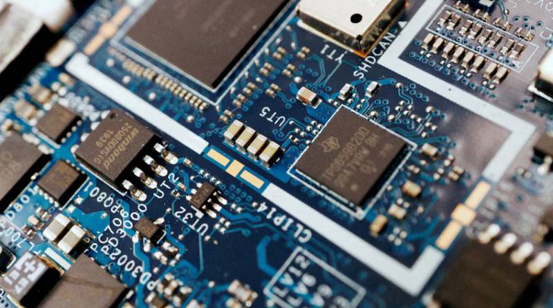 Trump anuncia nuevos aranceles a semiconductores por un tema de «seguridad nacional»