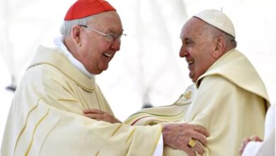 El cardenal estadounidense Kevin Farrell se desempeñará como Papa interino