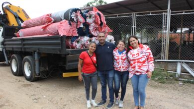 Escuela Mejía recibe importante dotación para la recuperación de su cancha sintética