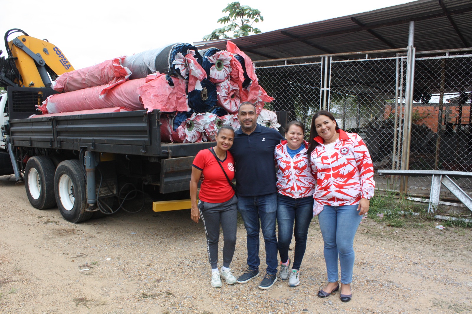 Escuela Mejía recibe importante dotación para la recuperación de su cancha sintética