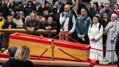 Unas 61.000 personas han acudido a la basílica de San Pedro para dar su adiós al Papa