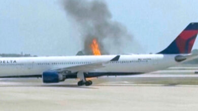 (+Video) Pasajeros se ven obligados a sujetar parte del techo de un avión tras fallo en pleno vuelo