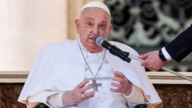 El papa Francisco reaparece ante los fieles en la plaza de San Pedro: "Buen domingo a todos, muchas gracias"