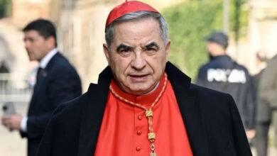 Cardenal Becciu anuncia que no participará en el cónclave por "voluntad" del Papa Francisco