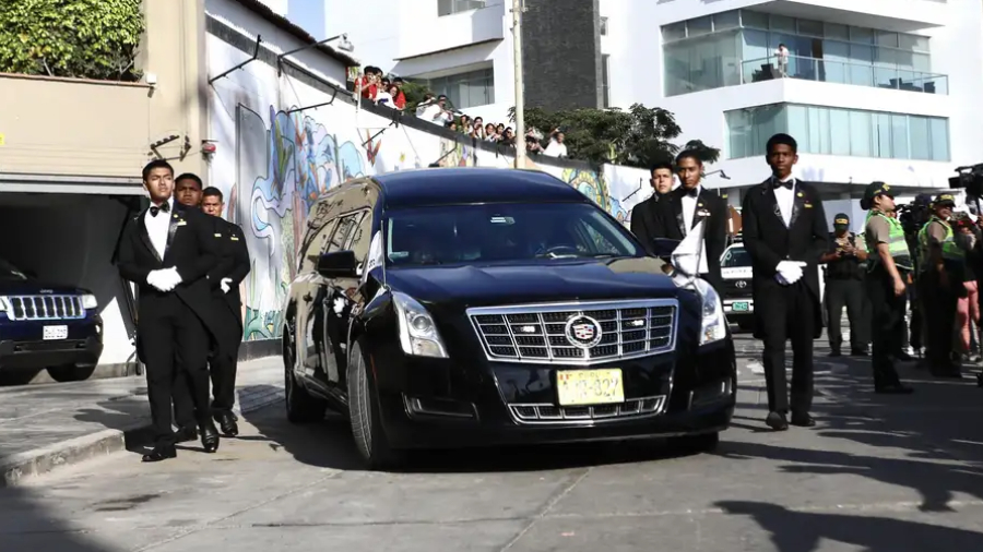 Mario Vargas Llosa fue cremado tras un funeral privado