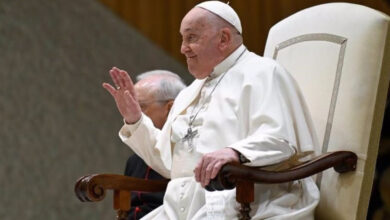 El papa en meditaciones del Vía Crucis: "La economía de Dios no mata, ni aplasta"