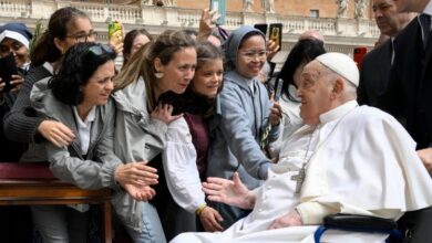 El Papa Francisco visita por sorpresa San Pedro y podría asistir el domingo a la Misa de Pascua