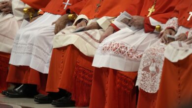 Cardenal del cónclave pensó que todo "era gratis" y acabó con un minibar y una enorme factura