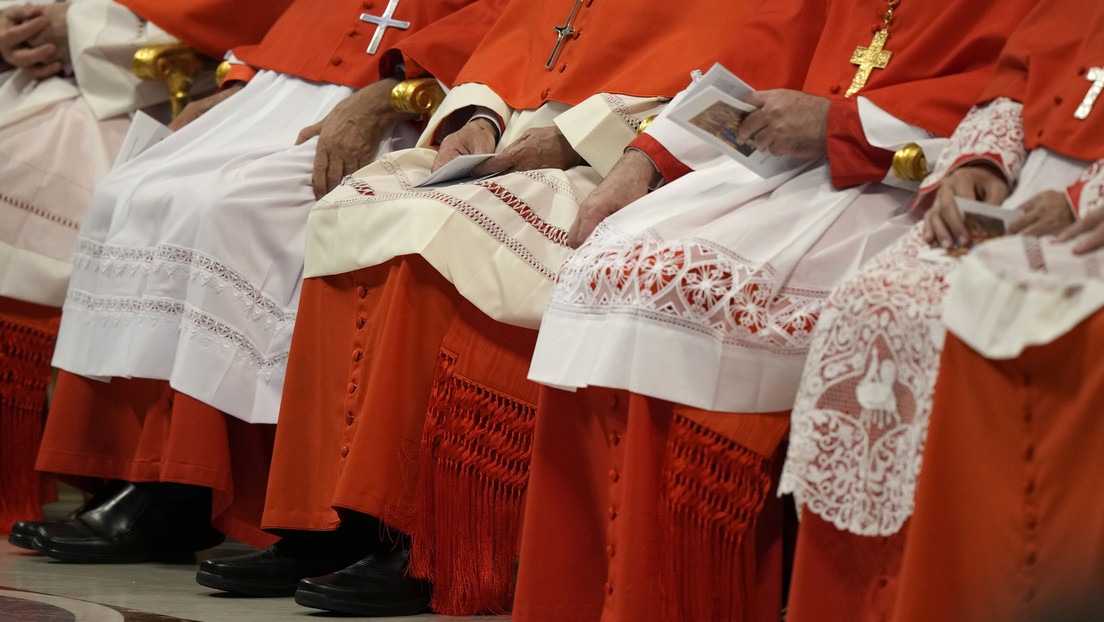 Cardenal del cónclave pensó que todo "era gratis" y acabó con un minibar y una enorme factura