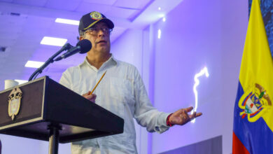 Petro pide a Bukele que devuelva a los colombianos y venezolanos detenidos en El Salvador