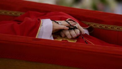 El Vaticano publicó las primeras imágenes del papa Francisco en su féretro