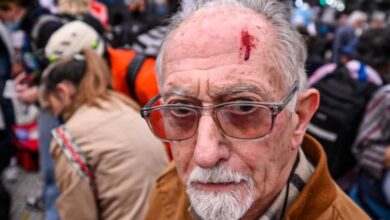 Jubilados en Argentina son reprimidos durante marcha contra el Gobierno de Milei