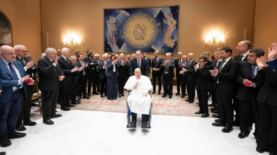 "Gracias por su servicio": papa Francisco recibe al personal que lo trató en el hospital Gemelli