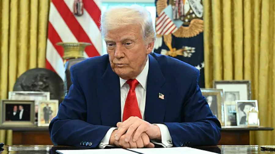 Donald Trump firma decreto para aumentar la presión del agua en las duchas