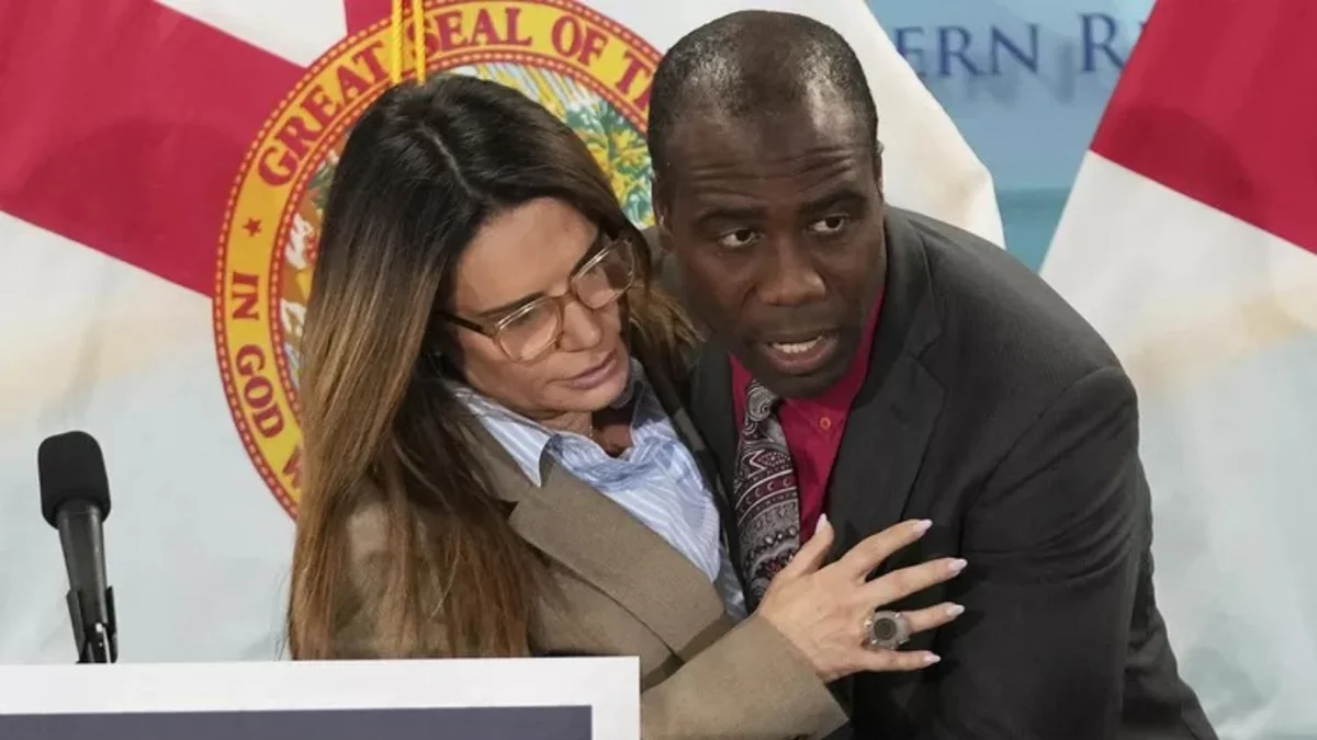 Momento exacto cuando senadora de Florida casi se desmaya durante conferencia