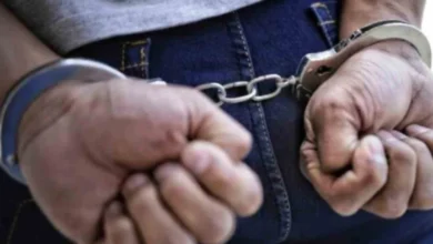 Hombre celoso ataca a su pareja con un destornillador