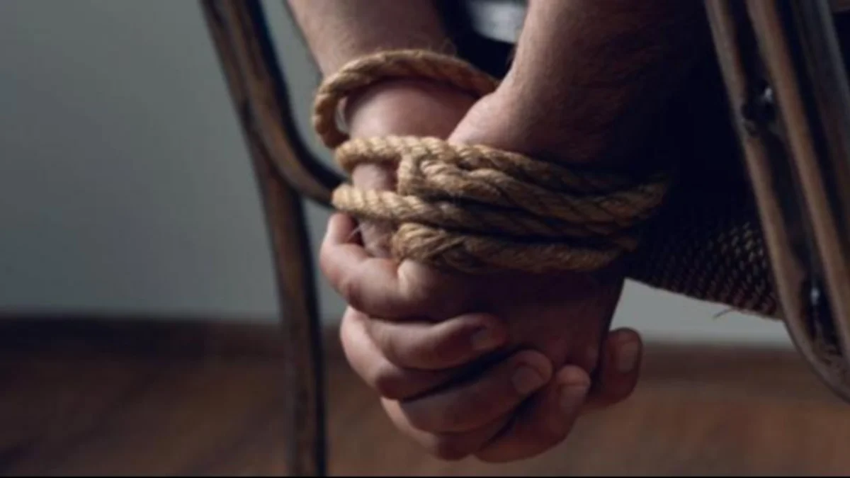 Hombre secuestra y tortura a su socio para robarle una cuenta de bitcoin