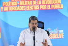 Maduro exhorta a gobernadores y diputados electos a cambiar el escritorio por el territorio