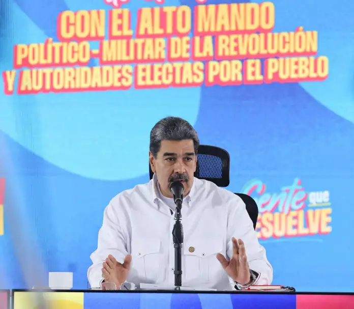 Maduro exhorta a gobernadores y diputados electos a cambiar el escritorio por el territorio