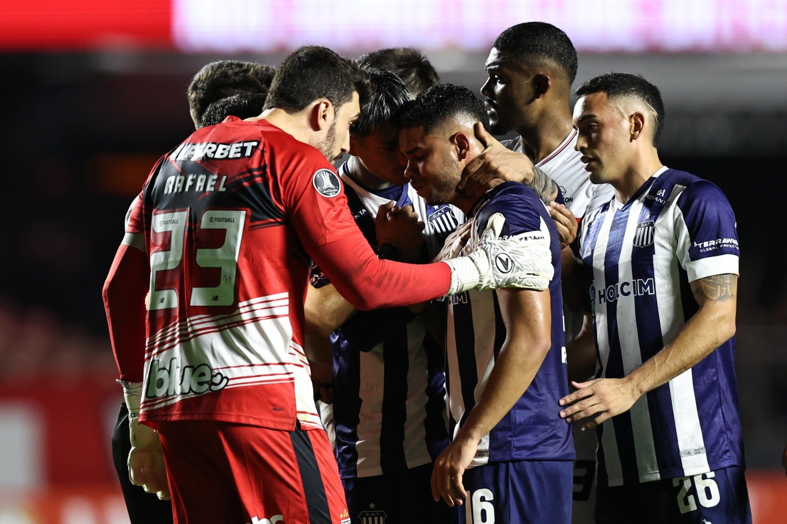 FVF repudió actos de xenofobia contra los futbolistas venezolanos Miguel Navarro y Jhoagny Contreras