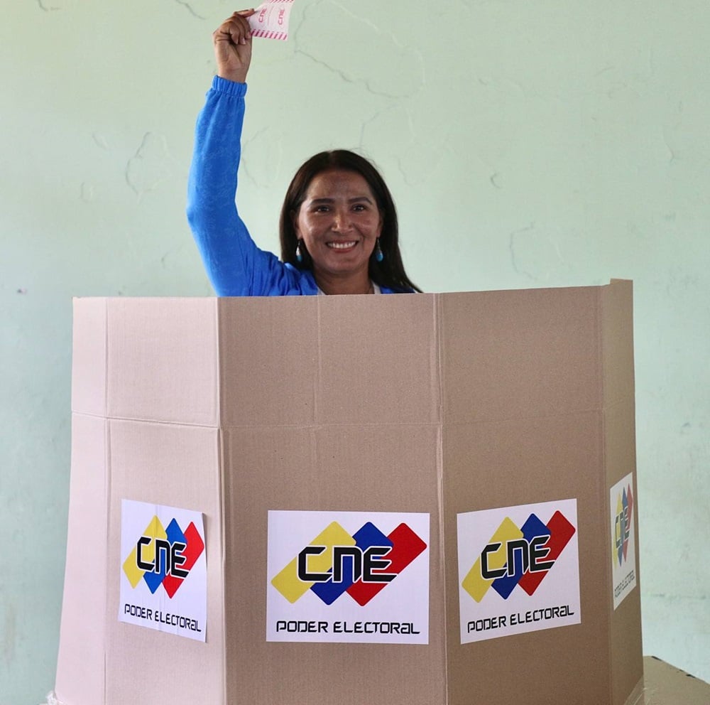 Jhoanna Carillo ejerció su derecho al voto en las elecciones regionales y parlamentarias 2025