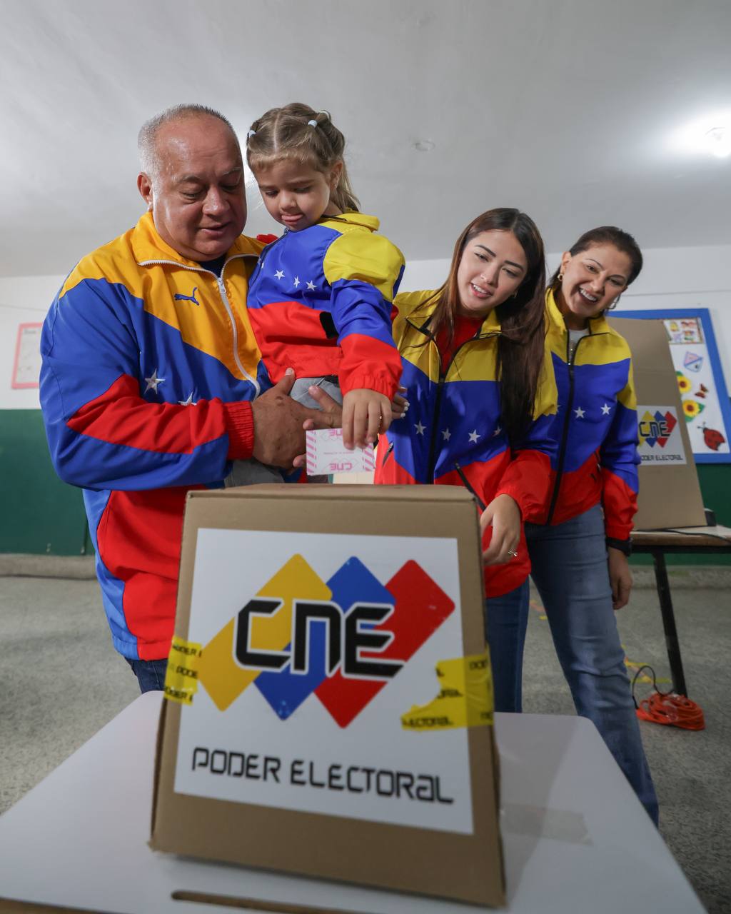 Diosdado Cabello ejerció su derecho al voto en las elecciones parlamentarias y regionales