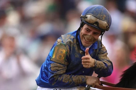 Venezolano Junior Alvarado inscribe su nombre en la historia al ganar el Kentucky Derby 151