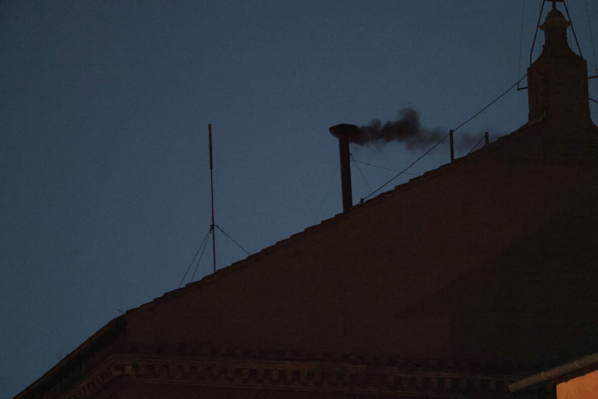 El cónclave sigue: Primera fumata negra y no hay papa