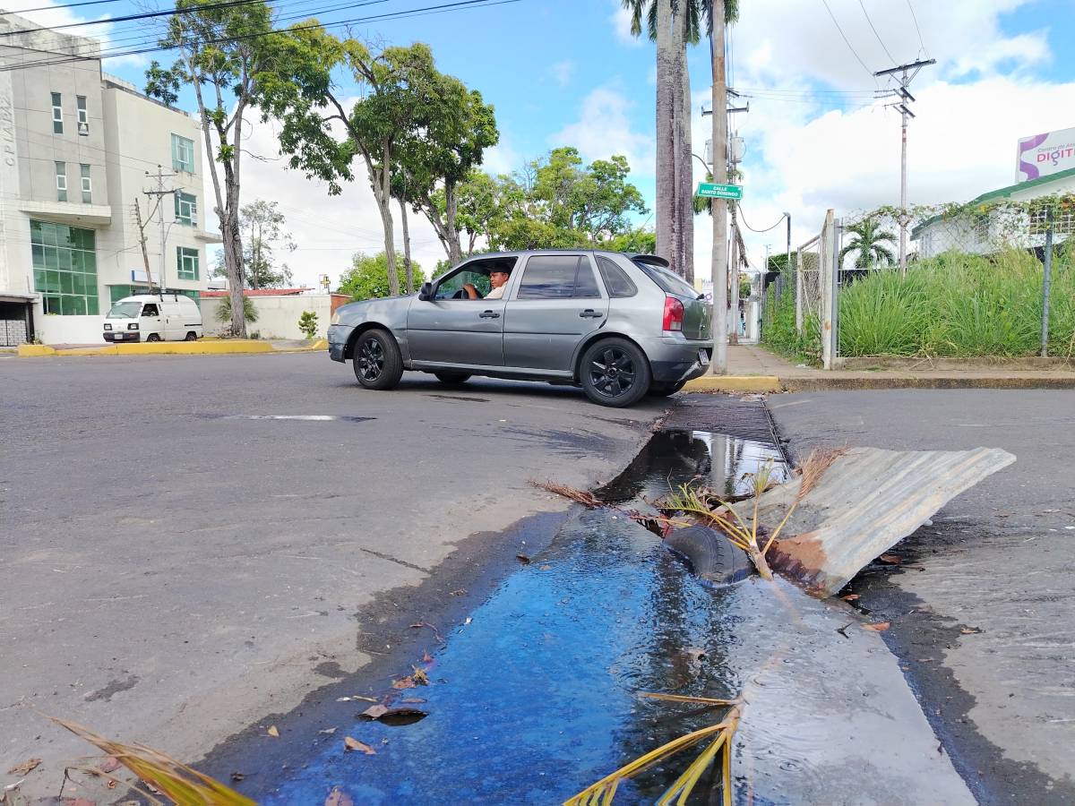 Reportan alcantarilla rota y obstruida en avenida La Paz con calle Santo Domingo en Maturín