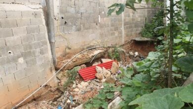 Colapso de un desagüe amenaza con derrumbar dos viviendas de la calle Trinidad