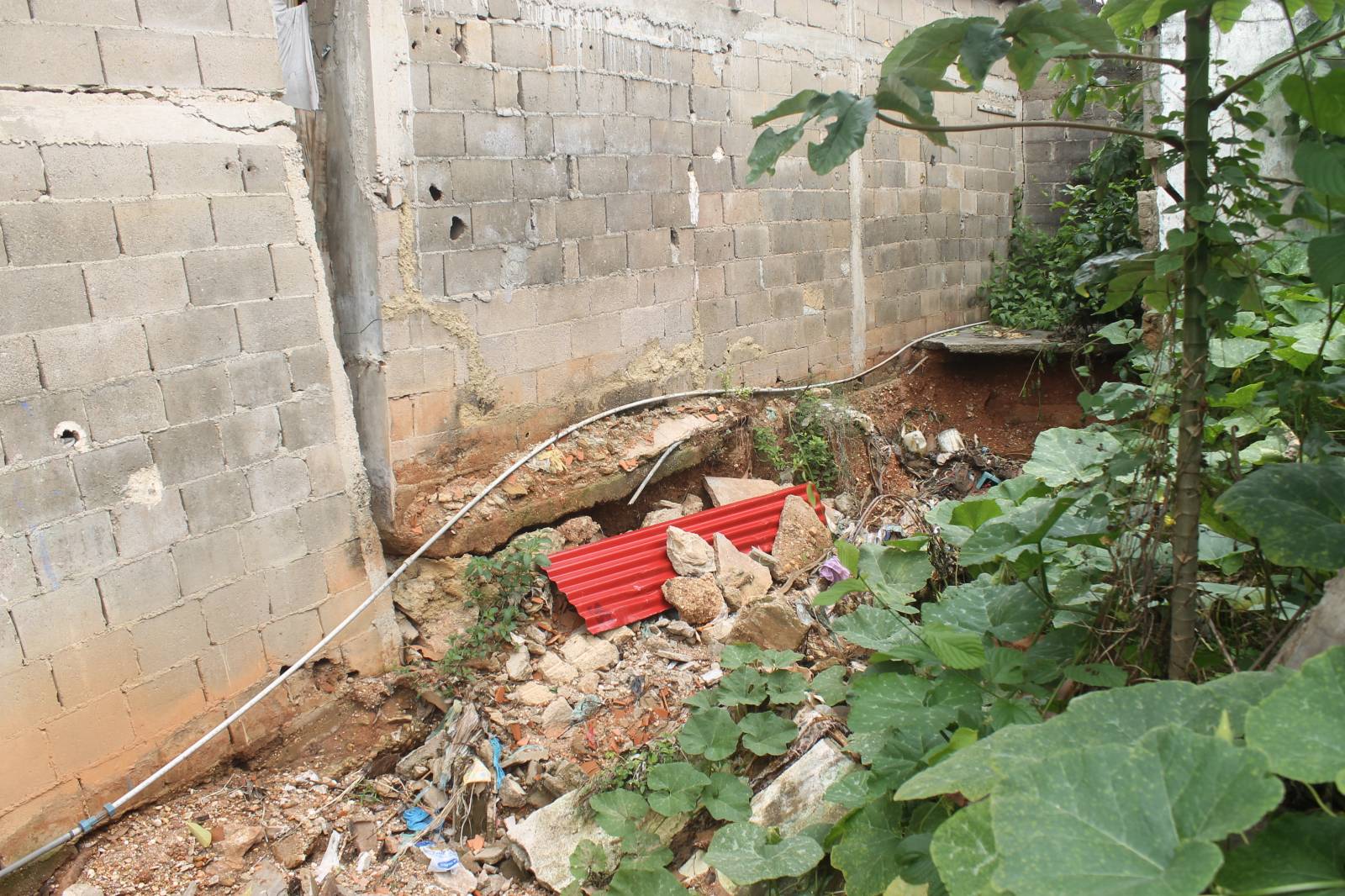 Colapso de un desagüe amenaza con derrumbar dos viviendas de la calle Trinidad