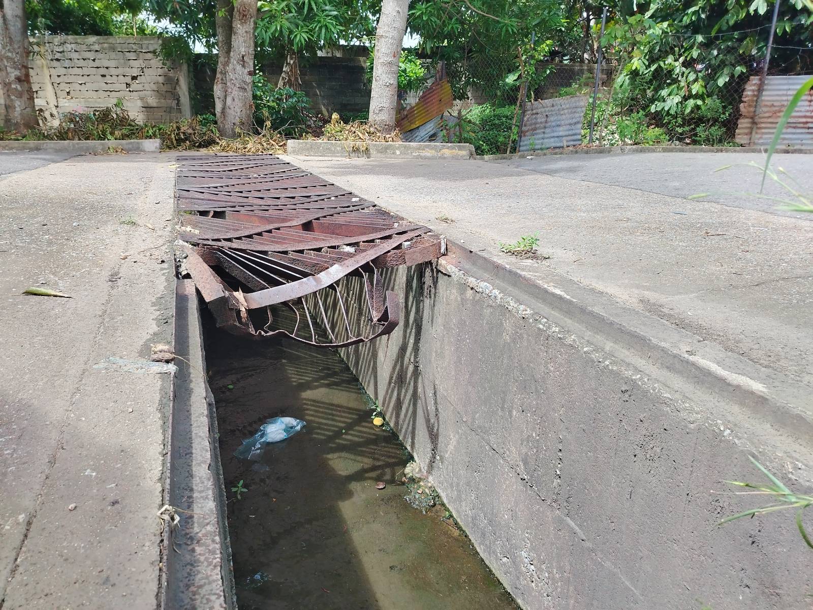 Habitantes de Chacao claman por reparación del alcantarillado y limpieza del caño.
