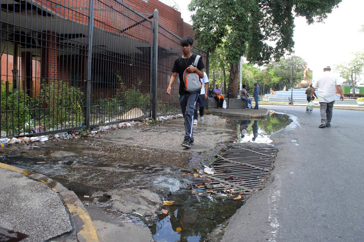 Maturineses: autoridades le hacen caso omiso a un desborde de aguas negra en la avenida Bolívar