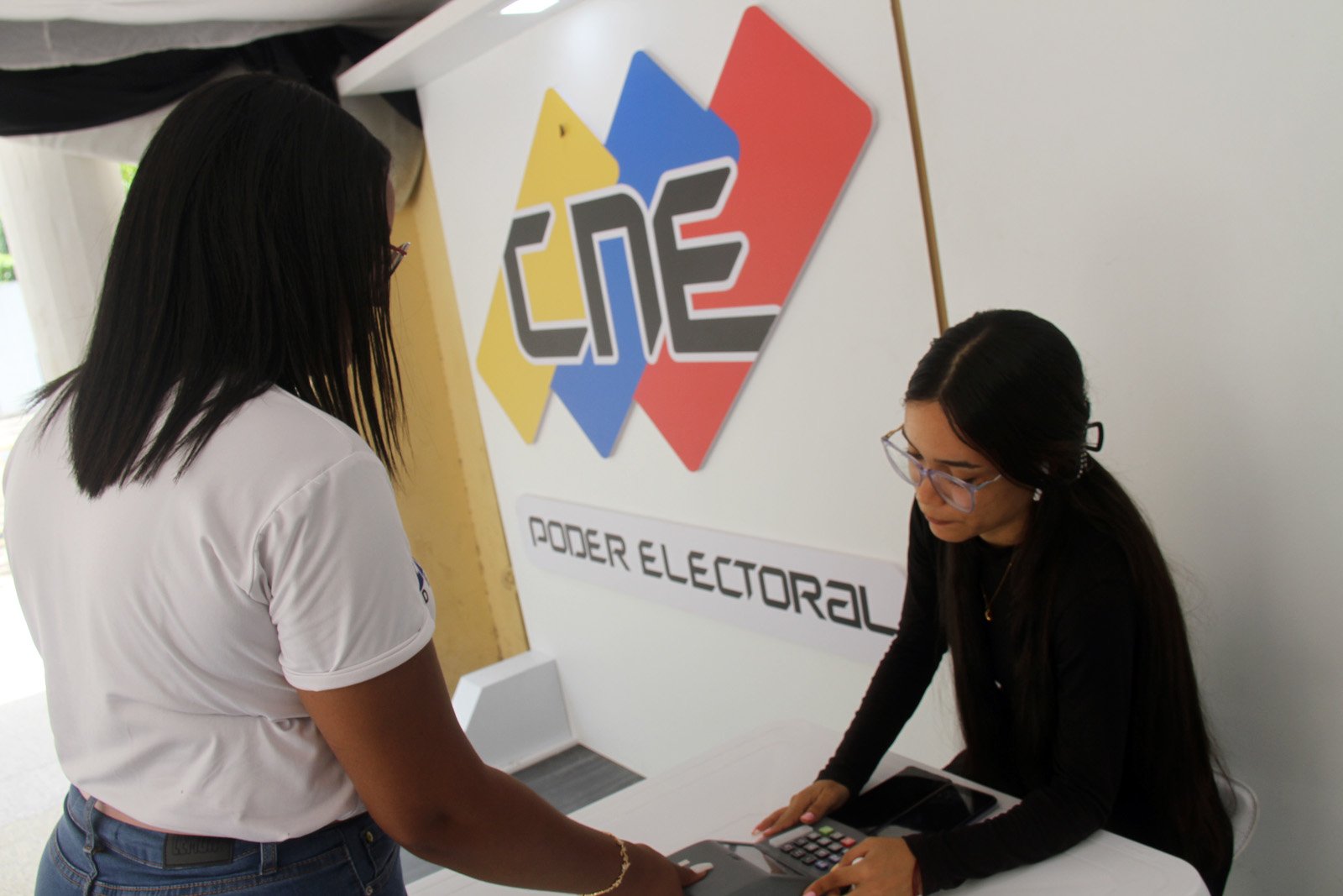 Rector Conrado Pérez reporta 88% de avance del cronograma electoral para la contienda de este domingo 25M