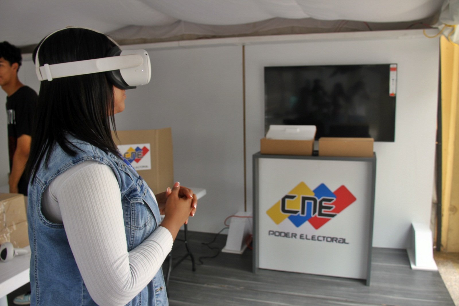 CNE habilitó 37 puntos de realidad virtual en todo el país para que ciudadanos puedan experimentar el proceso de votación del 25-May