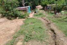 Con desborde de aguas blancas y sin asfaltado viven vecinos del bajo Bolívar de La Carbonera