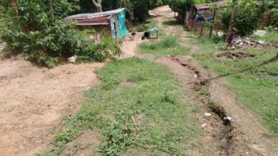 Con desborde de aguas blancas y sin asfaltado viven vecinos del bajo Bolívar de La Carbonera