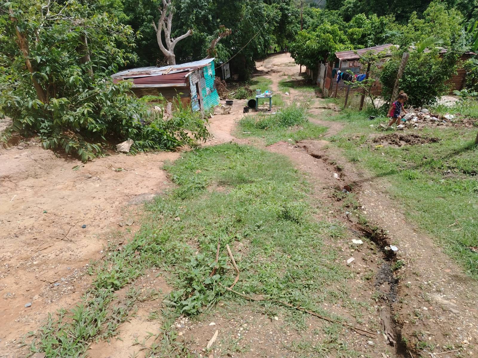 Con desborde de aguas blancas y sin asfaltado viven vecinos del bajo Bolívar de La Carbonera