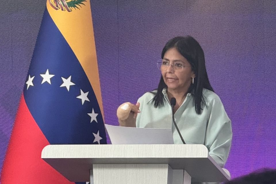 Delcy Rodríguez: Venezuela debe favorecer el impulso a la industria nacional y frenar las importaciones