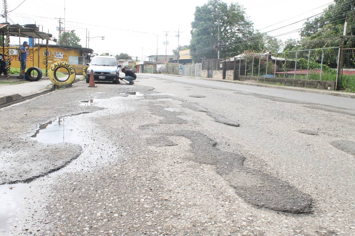 Conductores de La Cruz se quejan por las malas condiciones de la vía principal
