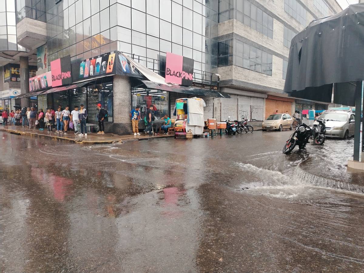 Fuerte "aguacero" de media hora inundó varias calles y avenidas de Maturín