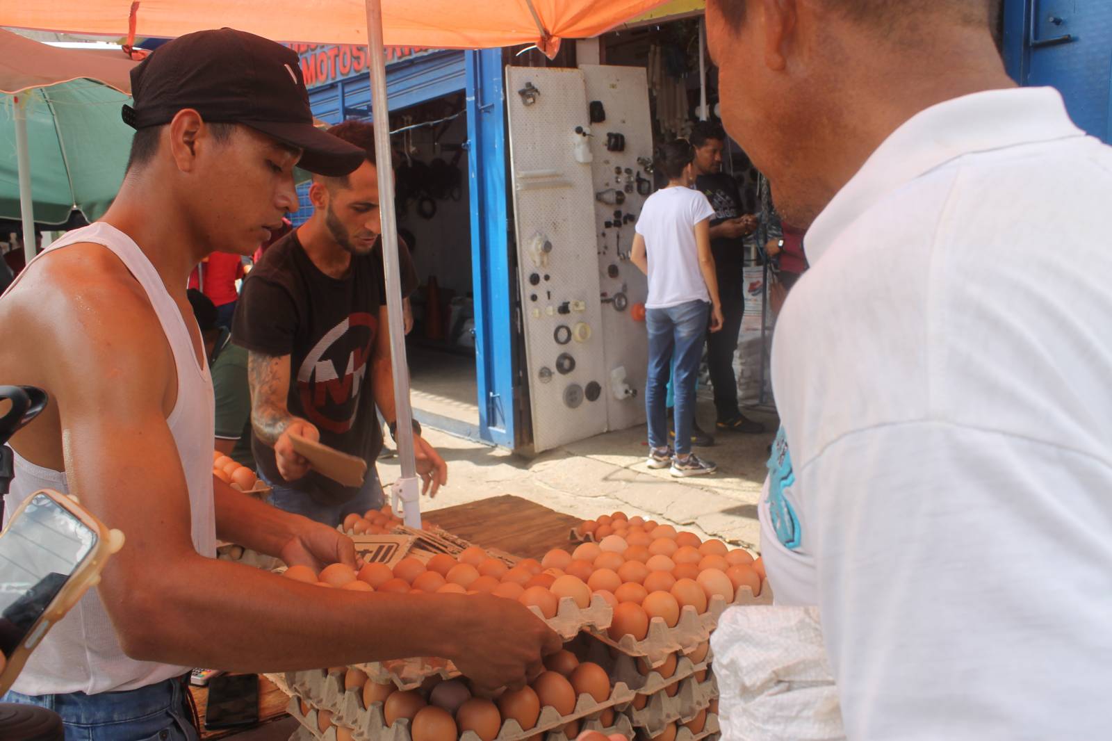 Precio del cartón de huevos y el queso.