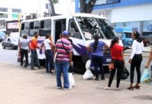 Bajo el sol y la lluvia maturineses esperan el transporte público por falta de paradas