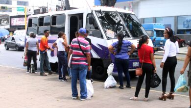 Bajo el sol y la lluvia maturineses esperan el transporte público por falta de paradas