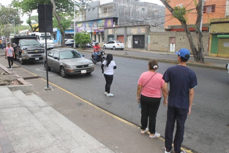 Bajo el sol y la lluvia maturineses esperan el transporte público por falta de paradas