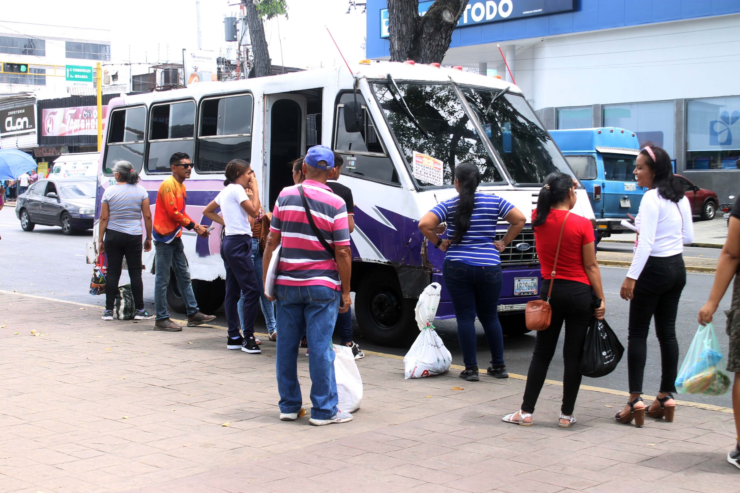 Bajo el sol y la lluvia maturineses esperan el transporte público por falta de paradas