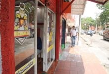 Más de un mes sin luz 220V tienen comerciantes de la calle Azcue