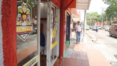Más de un mes sin luz 220V tienen comerciantes de la calle Azcue