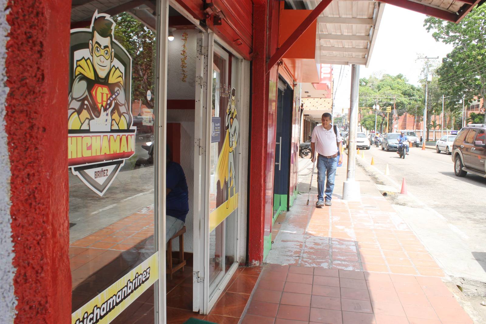 Más de un mes sin luz 220V tienen comerciantes de la calle Azcue