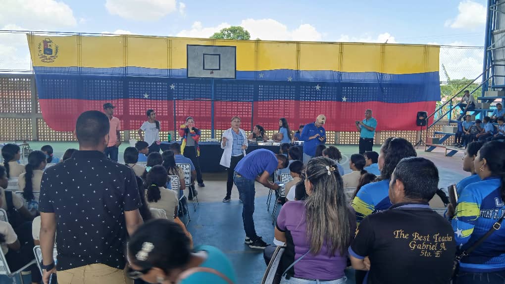 Más de 100 estudiantes atendidas en el liceo Juan Francisco Mila de la Roca de Caicara
